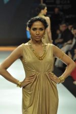 Model walks the ramp for Gehna Jewellers Show at IIJW Day 1 on 19th Aug 2012  (21).JPG